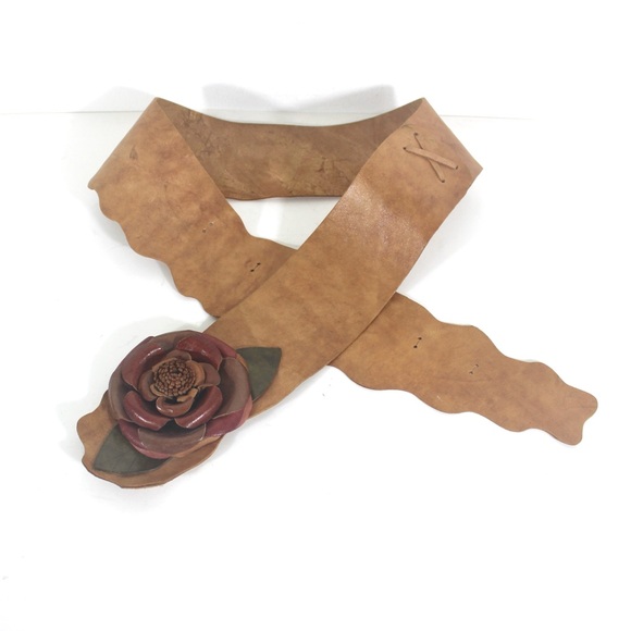 Handmade Leather Flower Buckle Wide Natural Scalloped Edge Leather Belt 1980’s - Picture 2 of 10